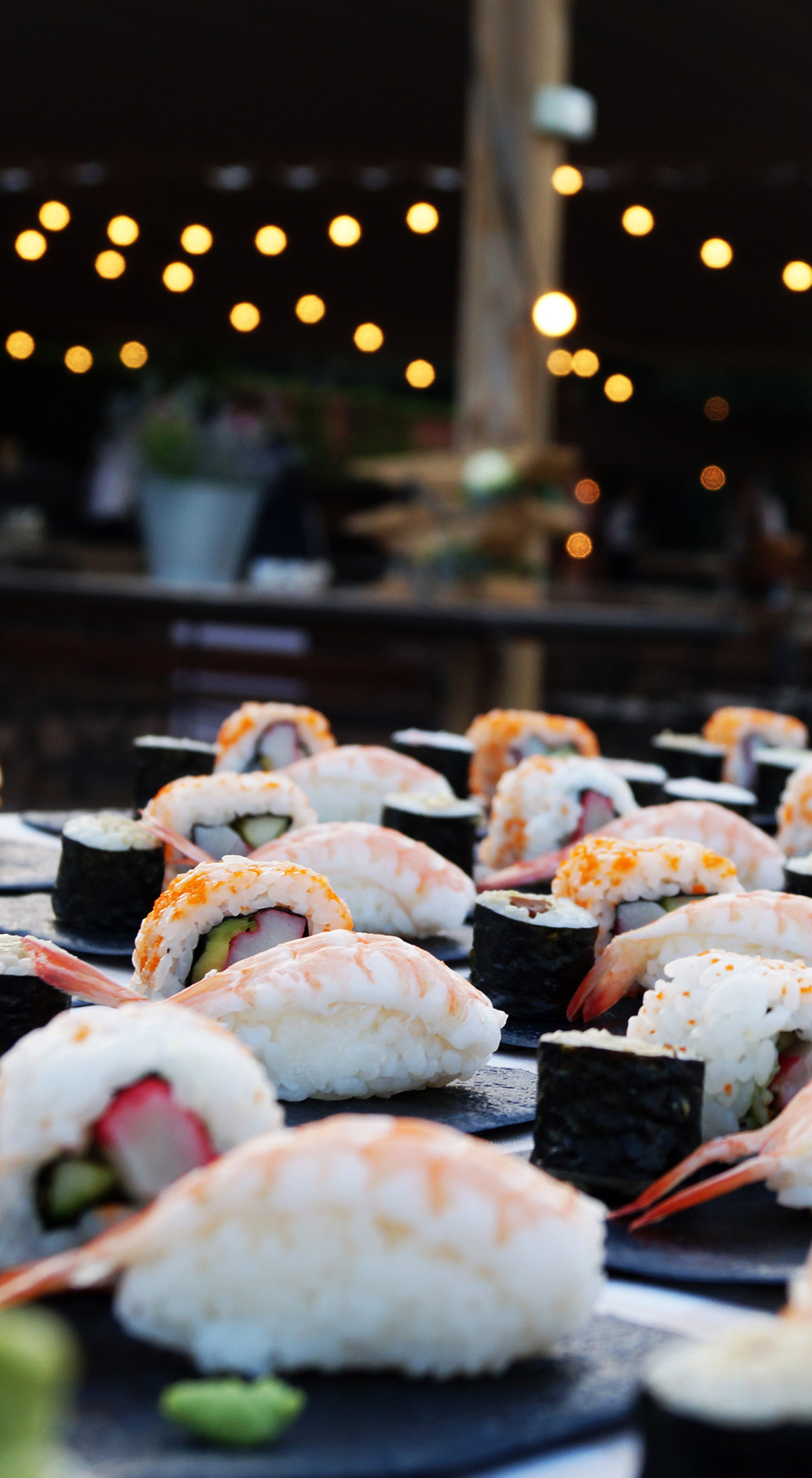 Sushi en platets en un banquet